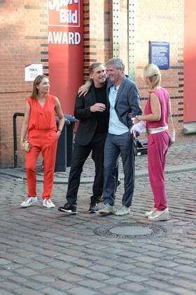 Hamburg, der 19.08.2019 Stefan Kuntz und Ehefrau mit Ehefrau Sabine gegrüßen Friedhelm Funkel und seine Ehefrau Anja Stapel auf dem Weg zur Verleihung des Sport Bild Awards 2019 in Hamburg. Die feierliche Gala fand im der Fischauktionshalle statt. Prominente Gäste beim Sportbild Award 2019 in Hamburg, Hamburg-St. Pauli Hamburg Deutschland