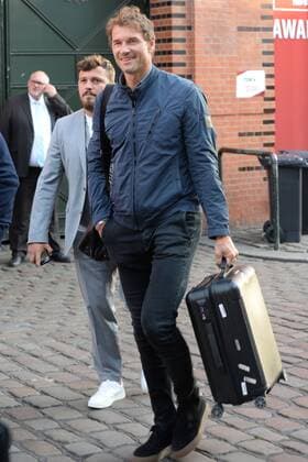 Hamburg, der 19.08.2019 Jens Lehmann mit Koffer auf dem Weg zur Verleihung des Sport Bild Awards 2019 in Hamburg. Die feierliche Gala fand im der Fischauktionshalle statt. Prominente Gäste beim Sportbild Award 2019 in Hamburg, Hamburg-St. Pauli Hamburg Deutschland