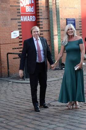 Hamburg, der 19.08.2019 Günter und Elvira Netzer auf dem Weg zur Verleihung des Sport Bild Awards 2019 in Hamburg. Die feierliche Gala fand im der Fischauktionshalle statt. Prominente Gäste beim Sportbild Award 2019 in Hamburg, Hamburg-St. Pauli Hamburg Deutschland