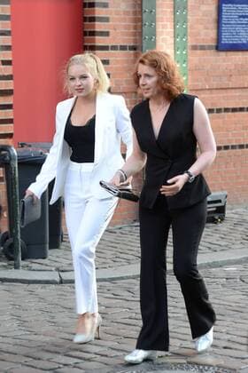 Hamburg, der 19.08.2019 Sportmoderatorin Monika Lierhaus zusammen mit Nichte Greta, auf dem Weg zur Verleihung des Sport Bild Awards 2019 in Hamburg. Die feierliche Gala fand im der Fischauktionshalle statt. Prominente Gäste beim Sportbild Award 2019 in Hamburg, Hamburg-St. Pauli Hamburg Deutschland