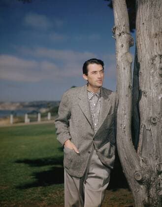 Color Portrait of Gregory Peck leaning on a tree, circa 1945 File Reference 33848-294THA Hollywood CA USA  Copyright: xCinemaxPublishersxCollection xThexHollywoodxArchivex 33848294THA