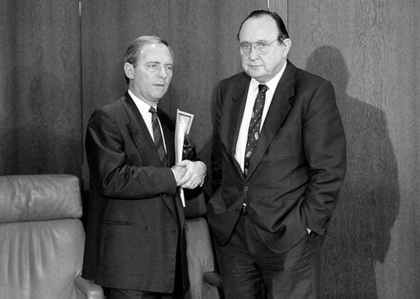 Bundesinnenminister Wolfgang SCHAEUBLE , CDU , und Bundesaussenminister Hans-Dietrich GENSCHER , FDP , Oktober 1988 Wolfgang SCHAEUBLE , CDU , and Hans-Dietrich GENSCHER , FDP , October 1988 *** Federal Minister of the Interior Wolfgang SCHAEUBLE , CDU , and Federal Minister of Foreign Affairs Hans Dietrich GENSCHER , FDP , October 1988 Wolfgang SCHAEUBLE , CDU , and Hans Dietrich GENSCHER , FDP , October 1988