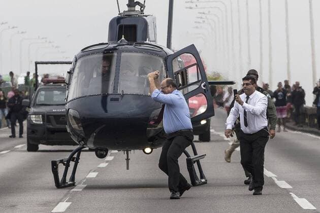 News Themen der Woche KW34 News Bilder des Tages Wilson Witzel (C), governor of the state of Rio de Janeiro, celebrates after a sniper from the elite police in Rio de Janeiro killed the kidnapper who held the occupants of a bus hostage, whom the authorities succeeded release them, on the Rio-Niteroi bridge, in Rio de Janeiro, Brazil, 20 August 2019. According to a preliminary report by the Military Police (PM) at the scene, the masked man, who was armed, died when he was taken by ambulance to a nearby hospital. Brazilian police beat the kidnapper and release the hostages from the bus !ACHTUNG: NUR REDAKTIONELLE NUTZUNG!  Copyright: xANTONIOxLACERDAx AME8308 20190820-637019130569017397