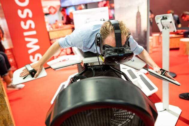 News Themen der Woche KW34 News Bilder des Tages Gamescom 2019, Medien- und Fachbesuchertag Swissgames zeigen den Flugsimulator Birdly, der Spieler liegt auf einem Stuhl und steuerte die Flügelbewegungen eines Vogels. VR Gaming auf der Messe, Gamescom 2019, Dienstag - Medien- und Fachbesuchertag, Foto: Benjamin Horn Persönlichkeitsrechte von abgebildeten Personen beachten *** Gamescom 2019, Media and Trade Visitor Day Swissgames show the flight simulator Birdly, the player lies on a chair and steered the wing movements of a bird VR Gaming at the fair, Gamescom 2019, Tuesday Media and Trade Visitor Day, Photo Benjamin Horn Observe personal rights of depicted persons