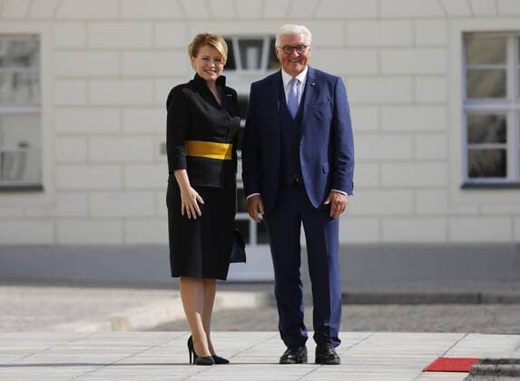 News Themen der Woche KW34 News Bilder des Tages Präsidentin der Slowakischen Republik, Zuzana Caputova, Bundespräsident Frank-Walter Steinmeier, Deutschland, Berlin, Schloss Bellevue, Begrüßung der Präsidentin der Slowakischen Republik, Zuzana Caputova, mit militärischen Ehren und anschließendes Gespräch, 21.08.201 *** President of the Slovak Republic, Zuzana Caputova, Federal President Frank Walter Steinmeier, Germany, Berlin, Schloss Bellevue, welcoming the President of the Slovak Republic, Zuzana Caputova, with military honours and subsequent discussion, 21 08 201