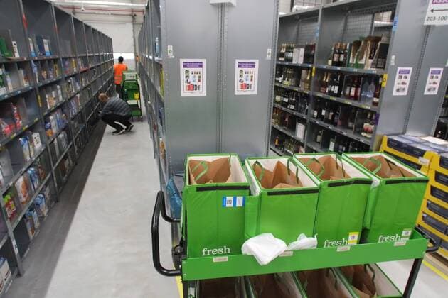 Berlin, das Lager von Amazon-Fresh in Tegel am Borsigturm. Der Lebensmittellieferdienst bietet 85.000 Artikel in seinem Online-Supermarkt an, von Getränken über Milch und Butter bis hin zu frischen und tiefgefrorenen Lebensmitteln. Berlin Berlin Deutschland Copyright: xKai-UwexHeinrichxTSPx