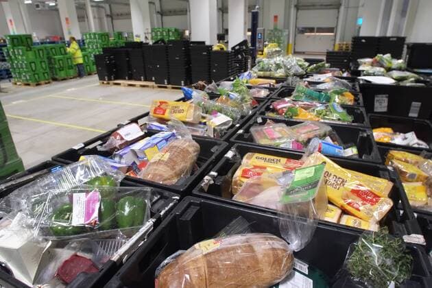 Berlin, das Lager von Amazon-Fresh in Tegel am Borsigturm. Der Lebensmittellieferdienst bietet 85.000 Artikel in seinem Online-Supermarkt an, von Getränken über Milch und Butter bis hin zu frischen und tiefgefrorenen Lebensmitteln. Berlin Berlin Deutschland Copyright: xKai-UwexHeinrichxTSPx