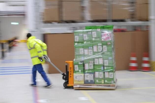 Berlin, das Lager von Amazon-Fresh in Tegel am Borsigturm. Der Lebensmittellieferdienst bietet 85.000 Artikel in seinem Online-Supermarkt an, von Getränken über Milch und Butter bis hin zu frischen und tiefgefrorenen Lebensmitteln. Berlin Berlin Deutschland Copyright: xKai-UwexHeinrichxTSPx