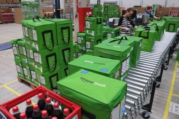 Berlin, das Lager von Amazon-Fresh in Tegel am Borsigturm. Der Lebensmittellieferdienst bietet 85.000 Artikel in seinem Online-Supermarkt an, von Getränken über Milch und Butter bis hin zu frischen und tiefgefrorenen Lebensmitteln. Berlin Berlin Deutschland Copyright: xKai-UwexHeinrichxTSPx