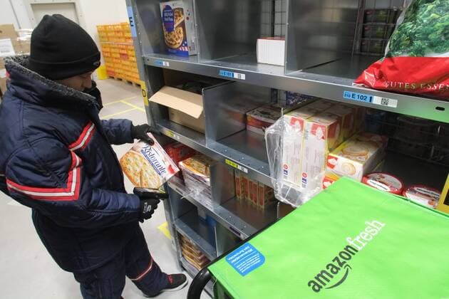 Berlin, das Lager von Amazon-Fresh in Tegel am Borsigturm. Der Lebensmittellieferdienst bietet 85.000 Artikel in seinem Online-Supermarkt an, von Getränken über Milch und Butter bis hin zu frischen und tiefgefrorenen Lebensmitteln. Berlin Berlin Deutschland Copyright: xKai-UwexHeinrichxTSPx