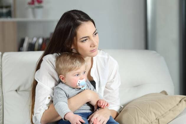  Sad woman looking away with her baby ,model released, Symbolfoto  Copyright: xAntonioGuillemx Panthermedia26549763