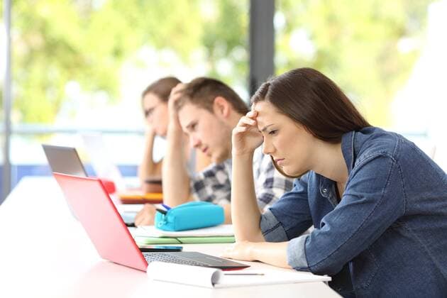  Frustrated students learning on line in a classroom ,model released, Symbolfoto  Copyright: xAntonioGuillemx Panthermedia26575364