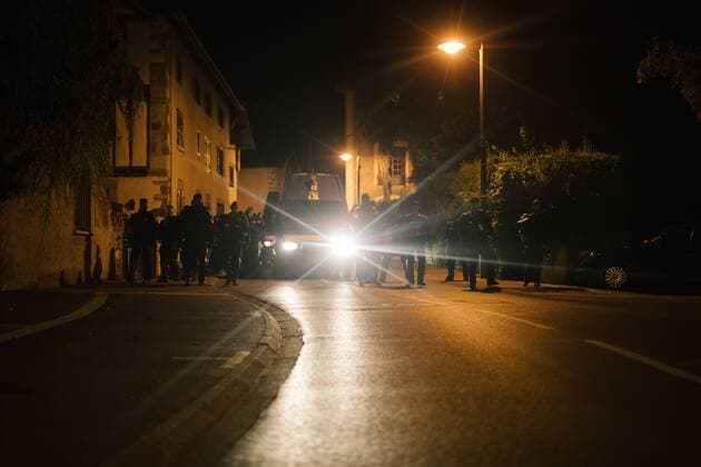 22.8.2019 - Nächtliches Punk-konzert vor Polizeiunterkunft - G7 in Biarritz - Vom 24. bis zum 26. August findet im südfranzösischen Biarritz, der jährlich ausgerichtete G7 Gipfel statt. Im kleinen Ort Ustaritz spielte eine Punkband vor der Unterkunft eingesetzter Polizeibeamter, um diese um den Schlaf zu bringen. Copyright: xMichaelxTrammerx