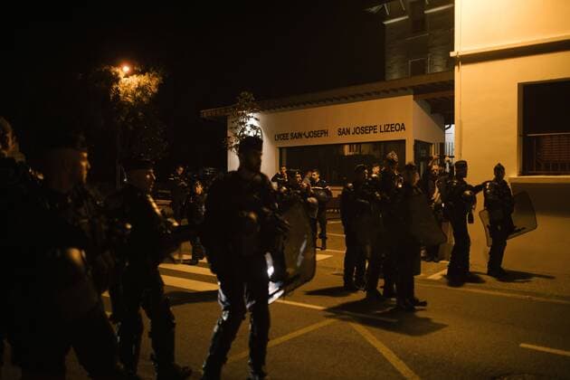 22.8.2019 - Nächtliches Punk-konzert vor Polizeiunterkunft - G7 in Biarritz - Vom 24. bis zum 26. August findet im südfranzösischen Biarritz, der jährlich ausgerichtete G7 Gipfel statt. Im kleinen Ort Ustaritz spielte eine Punkband vor der Unterkunft eingesetzter Polizeibeamter, um diese um den Schlaf zu bringen. Copyright: xMichaelxTrammerx