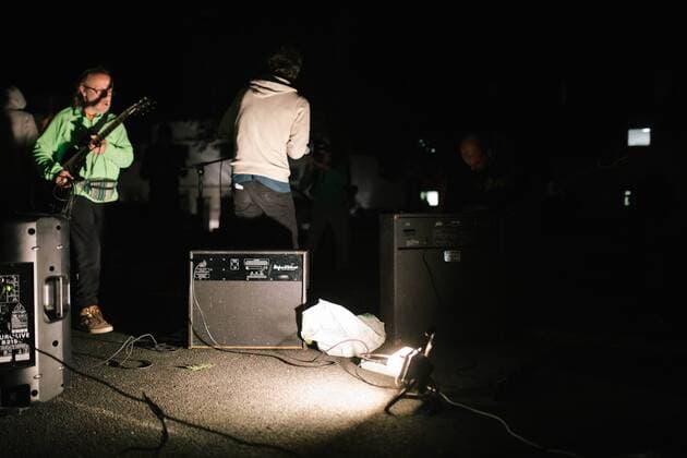 22.8.2019 - Nächtliches Punk-konzert vor Polizeiunterkunft - G7 in Biarritz - Vom 24. bis zum 26. August findet im südfranzösischen Biarritz, der jährlich ausgerichtete G7 Gipfel statt. Im kleinen Ort Ustaritz spielte eine Punkband vor der Unterkunft eingesetzter Polizeibeamter, um diese um den Schlaf zu bringen. Copyright: xMichaelxTrammerx