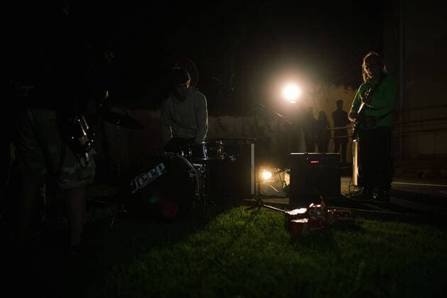 22.8.2019 - Nächtliches Punk-konzert vor Polizeiunterkunft - G7 in Biarritz - Vom 24. bis zum 26. August findet im südfranzösischen Biarritz, der jährlich ausgerichtete G7 Gipfel statt. Im kleinen Ort Ustaritz spielte eine Punkband vor der Unterkunft eingesetzter Polizeibeamter, um diese um den Schlaf zu bringen. Copyright: xMichaelxTrammerx