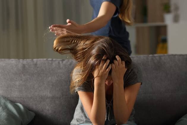  Woman hitting to a sister or roommate ,model released, Symbolfoto  Copyright: xAntonioGuillemx Panthermedia26583583