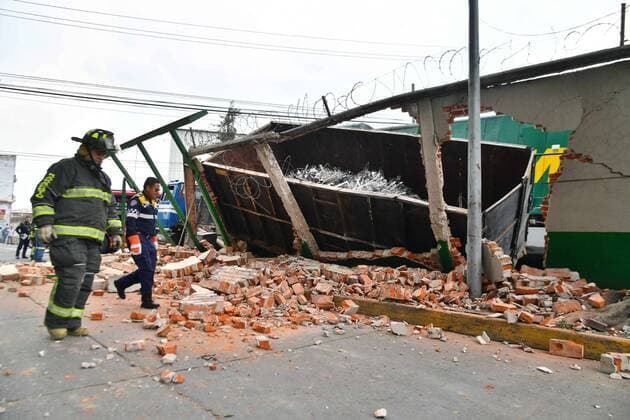 Mexiko, Schwerer Unfall mit Zug und LKW August 22, 2019: EUM20190822SOC10.JPG .CIUDAD DE MEXICO. AccidentAccidente-Tren.- 22 de agosto de 2019. El operador de un vehiculo carguero resulto lesionado luego que un tren lo impactara cuando intento ganarle el paso sobre Eje 5 Norte, alcaldia Azcapotzalco. Segun reportes preliminares, la locomotora arrastraba vagones con arena mientras que el camion de carga trasladaba material metalico. Foto: Agencia EL UNIVERSALHugo GarciaEELG  - ZUMAu78_ 20190822_zaf_u78_065 Copyright: xElxUniversalx