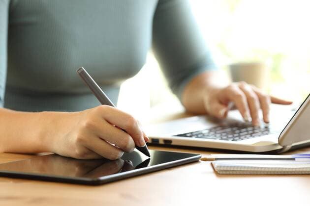  Woman hands working drawing in a digital tablet ,model released, Symbolfoto  Copyright: xAntonioGuillemx Panthermedia26583964