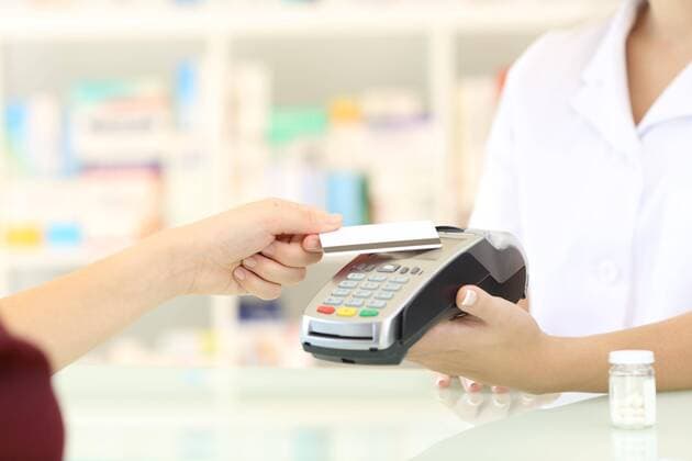  Customer paying with credit card reader in a pharmacy ,model released, Symbolfoto  Copyright: xAntonioGuillemx Panthermedia26584142