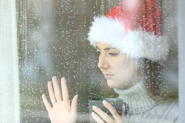 Sad woman looking through a window in christmas ,model released, Symbolfoto  Copyright: xAntonioGuillemx Panthermedia26592474