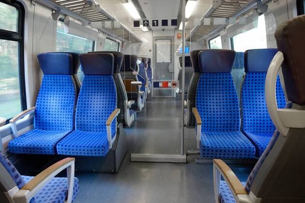 Regio mit Erster Klasse Regio mit erster Klasse, 22.08.2019, Mitte, Alexanderplatz, Berlin, In einem Regio befindet sich ein Abteil der Ersten Klasse.