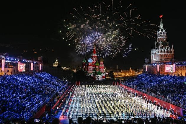 Russland, Militärmusik-Festival in Moskau (190824) -- MOSCOW, Aug. 24, 2019 -- Fireworks burst over the Red Square during the opening day of Spasskaya Tower International Military Music Festival in Moscow, Russia, on Aug. 23, 2019. The annual military music festival opened on Friday on the Red Square in Moscow, and will run until September 1. Evgeny Sinitsyn) RUSSIA-MOSCOW-MILITARY MUSIC FESTIVAL-OPENING BaixXueqi 