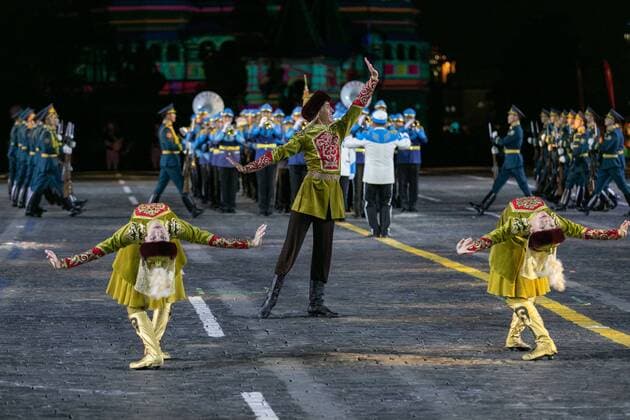 Russland, Militärmusik-Festival in Moskau (190824) -- MOSCOW, Aug. 24, 2019 -- Dancers perform during the opening day of Spasskaya Tower International Military Music Festival in Moscow, Russia, on Aug. 23, 2019. The annual military music festival opened on Friday on the Red Square in Moscow, and will run until September 1. ) RUSSIA-MOSCOW-MILITARY MUSIC FESTIVAL-OPENING BaixXueqi 
