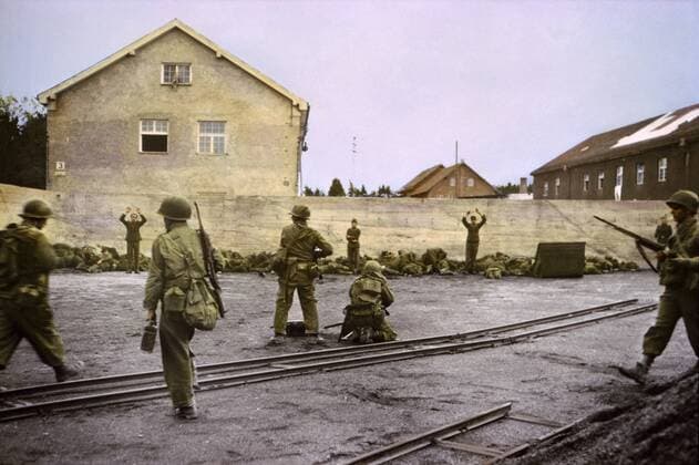 IMAGO History, Zweiter Weltkrieg: 1939 - 1945 Capturing SS Guards in Coal Yard at Concentration Camp by 42nd Infantry Division, U.S. Seventh Army, Dachau, Germany, Central Europe Campaign, Western Allied Invasion of Germany, April 1945  Copyright: xJTxVintagex jtv011170