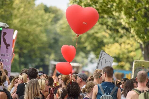 Berlin, Zug der Liebe Deutschland, Berlin - 24.08.2019: Im Bild sind Impressionen von der Demonstration Zug der Liebe in Berlin zu sehen. Berlin Berlin Deutschland *** Berlin, Zug der Liebe Deutschland, Berlin 24 08 2019 The picture shows impressions from the demonstration Zug der Liebe in Berlin Berlin Berlin Deutschland
