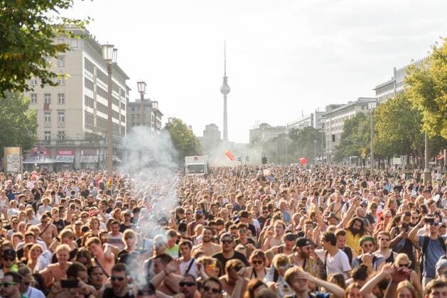 Berlin, Zug der Liebe Deutschland, Berlin - 24.08.2019: Im Bild sind Impressionen von der Demonstration Zug der Liebe in Berlin zu sehen. Berlin Berlin Deutschland *** Berlin, Zug der Liebe Deutschland, Berlin 24 08 2019 The picture shows impressions from the demonstration Zug der Liebe in Berlin Berlin Berlin Deutschland