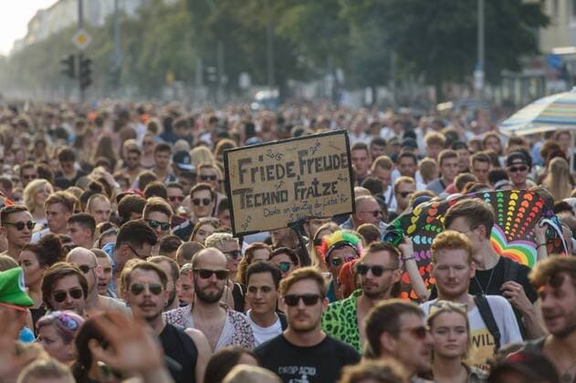 Berlin, Zug der Liebe Deutschland, Berlin - 24.08.2019: Im Bild sind Impressionen von der Demonstration Zug der Liebe in Berlin zu sehen. Berlin Berlin Deutschland *** Berlin, Zug der Liebe Deutschland, Berlin 24 08 2019 The picture shows impressions from the demonstration Zug der Liebe in Berlin Berlin Berlin Deutschland