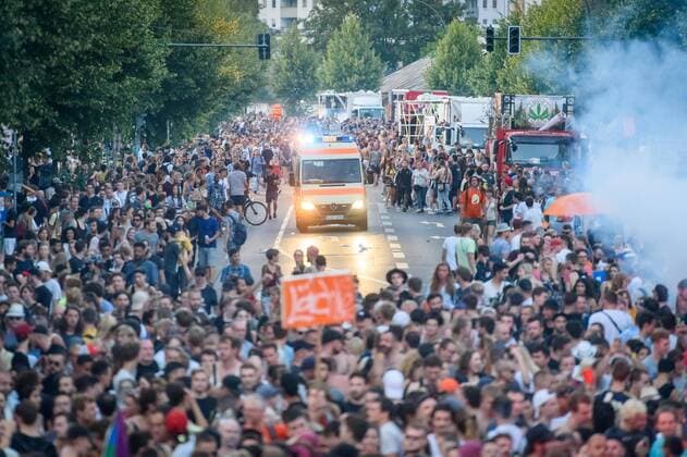 Berlin, Zug der Liebe Deutschland, Berlin - 24.08.2019: Im Bild sind Impressionen von der Demonstration Zug der Liebe in Berlin zu sehen. Berlin Berlin Deutschland *** Berlin, Zug der Liebe Deutschland, Berlin 24 08 2019 The picture shows impressions from the demonstration Zug der Liebe in Berlin Berlin Berlin Deutschland
