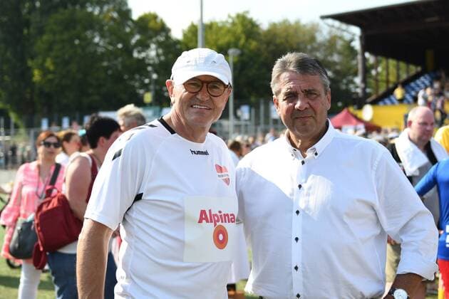 Kicken mit Herz 2019 25.08.2019, Hamburg, Kicken mit Herz 2019, im Bild Ewald Lienen und Sigmar Gabriel