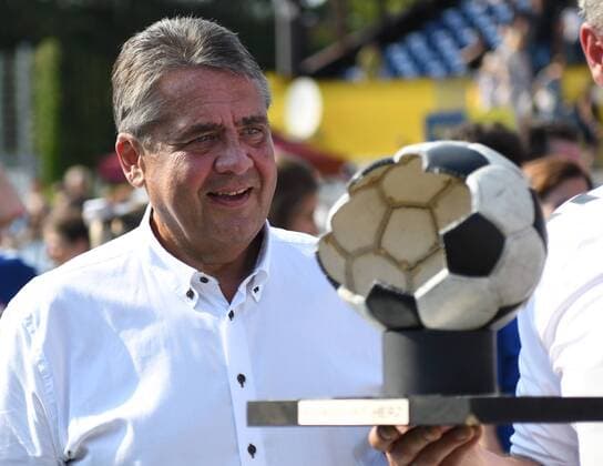 Kicken mit Herz 2019 25.08.2019, Hamburg, Kicken mit Herz 2019, im Bild Sigmar Gabriel mit dem Pokal