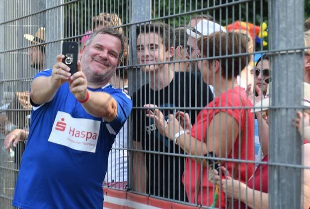 Kicken mit Herz 2019 25.08.2019, Hamburg, Kicken mit Herz 2019, im Bild Elton auf der Ehrenrunde mit den Fans