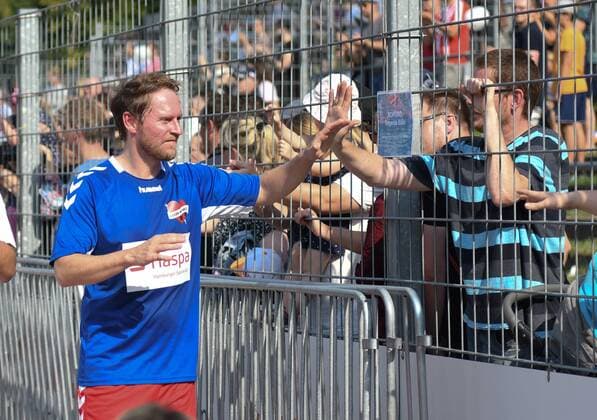Kicken mit Herz 2019 25.08.2019, Hamburg, Kicken mit Herz 2019, im Bild Johannes Oerding auf der Ehrenrunde mit den Fans