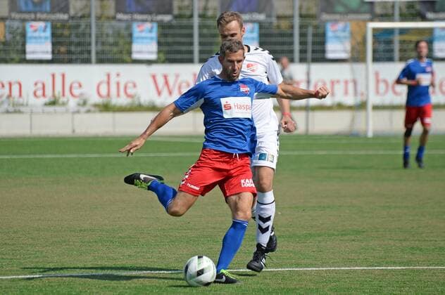 Hambuerg, 25.08.2019, Kicken mit Herz 2019 im Stadion Hoheluft. Micky Beisenherz (blau) ist einen Schrittschneller als sein Gegner. von den Placebo Kickers. Kicken mit Herz - das Prominenten-Team Hamburg Allstars gegen eine Ärtzeauswahl Placebo Kicker , Hamburg-Hoheluft Hamburg Deutschland