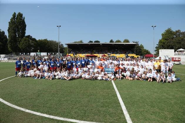 Hamburg Mannschaftsfoto mit den Hamburg Allstars und den Placebo Kickers Charity Fußball Veranstaltung Kicken mit Herz auf dem Sportplatz SC Victoria Hoheluft Stadion in Hamburg am 25.8.2019