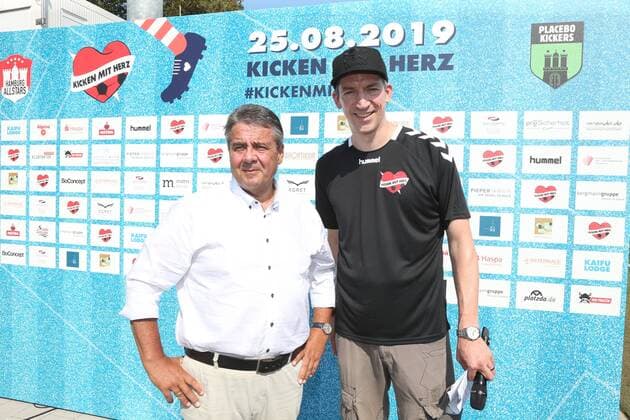 Hamburg Sigmar Gabriel und Steffen Hallaschka beim Charity Fußball Veranstaltung Kicken mit Herz auf dem Sportplatz SC Victoria Hoheluft Stadion in Hamburg am 25.8.2019
