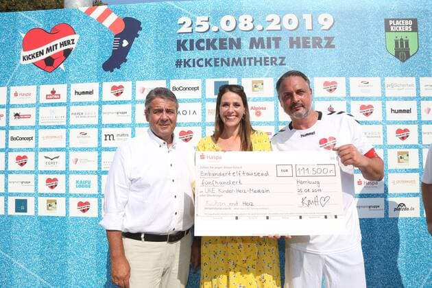 Hamburg Sigmar Gabriel Dorit Otto und der Kinderkardiologe Tom Mir beim Charity Fußball Veranstaltung Kicken mit Herz auf dem Sportplatz SC Victoria Hoheluft Stadion in Hamburg am 25.8.2019