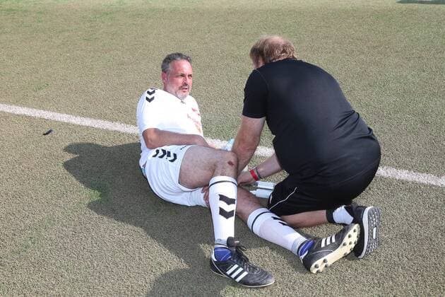 Hamburg Kinderkardiologe Tom Mir mußte wegen einer schmerzhaften Muskelverhärtung behandelt werden Charity Fußball Veranstaltung Kicken mit Herz auf dem Sportplatz SC Victoria Hoheluft Stadion in Hamburg am 25.8.2019