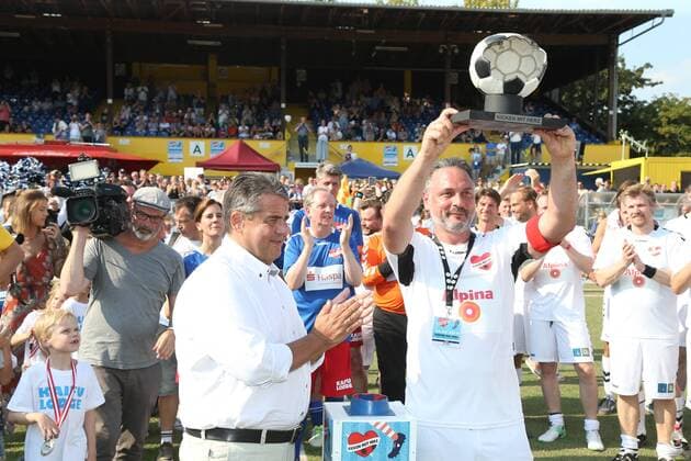 Hamburg Sigmar Gabriel übergibt den Siegerpokal an Kinderkardiologe Tom Mir von den Placebo Kickers Charity Fußball Veranstaltung Kicken mit Herz auf dem Sportplatz SC Victoria Hoheluft Stadion in Hamburg am 25.8.2019