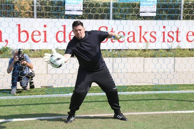 Hamburg Tim Mälzer als Torwart bei der Charity Veranstaltung Kicken mit Herz auf dem Sportplatz SC Victoria Hoheluft Stadion in Hamburg am 25.8.2019