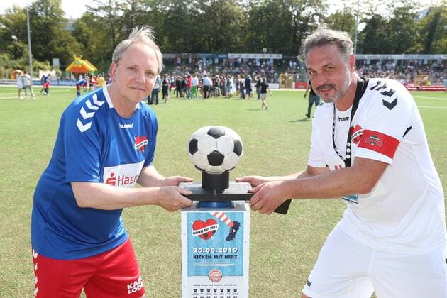 Hamburg Olli Dittrich und Initiator Tom Mir beim Charity Fußball Veranstaltung Kicken mit Herz auf dem Sportplatz SC Victoria Hoheluft Stadion in Hamburg am 25.8.2019