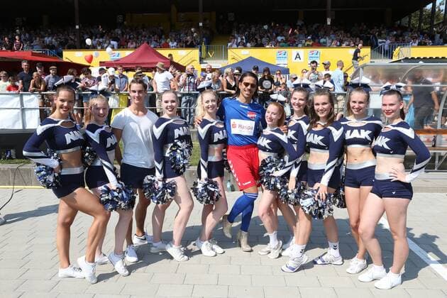 Hamburg Jorge Gonzalez mit Cheerleadern beim Charity Fußball Veranstaltung Kicken mit Herz auf dem Sportplatz SC Victoria Hoheluft Stadion in Hamburg am 25.8.2019