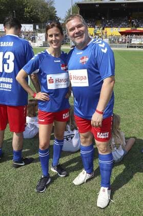 Katja Suding und Elton beim Benefiz-Fußballspiel Kicken mit Herz 2019 im Stadion Hoheluft. Hamburg, 25.08.2019