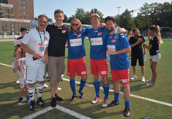 Prof. Dr. med. Thomas Mir, Steffen Hallaschka, Ingo Pohlmann, Rolf Fuhrmann und Kai Schwarz. Benefiz-Fußballspiel KICKEN MIT HERZ, das Duell Promis gegen Ärzte für den guten Zweck im Stadion Hoheluft (SC Victoria Hamburg). Hamburg, 25.08.2019 Bitte Bildunterschrift : IMAGO Michael Wigglesworth
