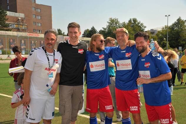 Prof. Dr. med. Thomas Mir, Steffen Hallaschka, Ingo Pohlmann, Rolf Fuhrmann und Kai Schwarz. Benefiz-Fußballspiel KICKEN MIT HERZ, das Duell Promis gegen Ärzte für den guten Zweck im Stadion Hoheluft (SC Victoria Hamburg). Hamburg, 25.08.2019 Bitte Bildunterschrift : IMAGO Michael Wigglesworth
