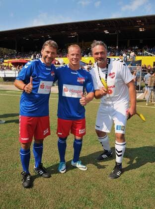 Patrick Bach, Fabian Hambüchen und Prof. Dr. med. Thomas Mir. Benefiz-Fußballspiel KICKEN MIT HERZ, das Duell Promis gegen Ärzte für den guten Zweck im Stadion Hoheluft (SC Victoria Hamburg). Hamburg, 25.08.2019 Bitte Bildunterschrift : IMAGO Michael Wigglesworth